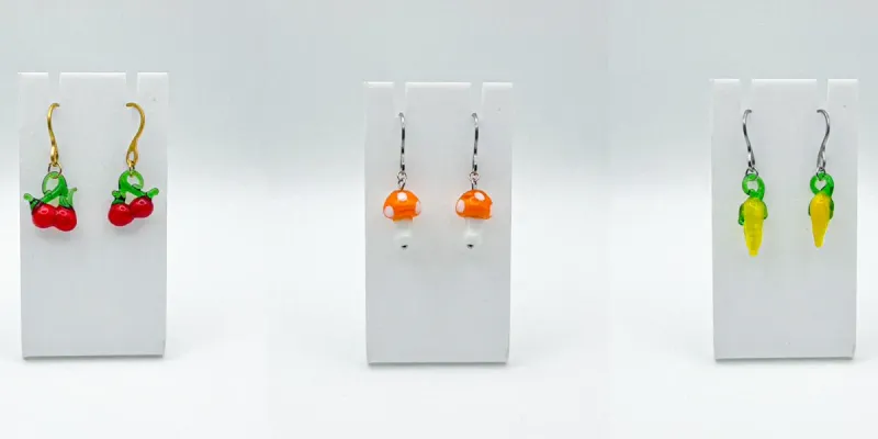 Aretes con dijes de vidrio y herrajes de acero inoxidable