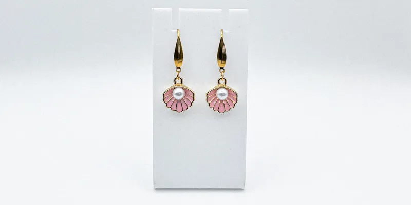 Aretes  con dijes y herrajes en baño de oro