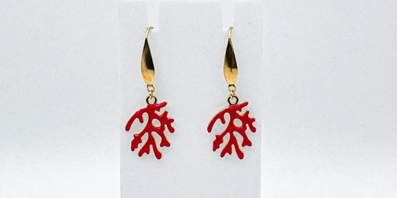 Aretes  con dijes y herrajes en baño de oro