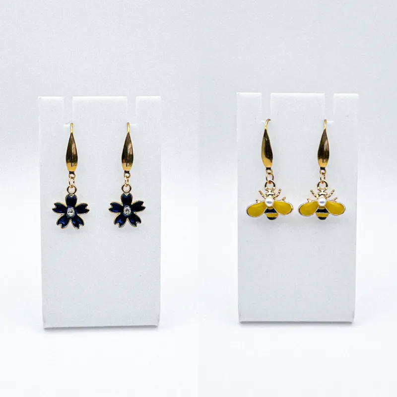 Aretes  con dijes y herrajes en baño de oro