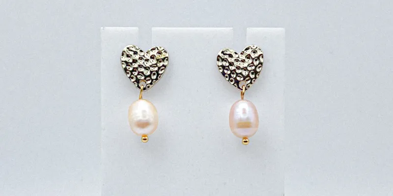 Aretes con herrajes enchapados en forma de corazón y perlas de cultivo 