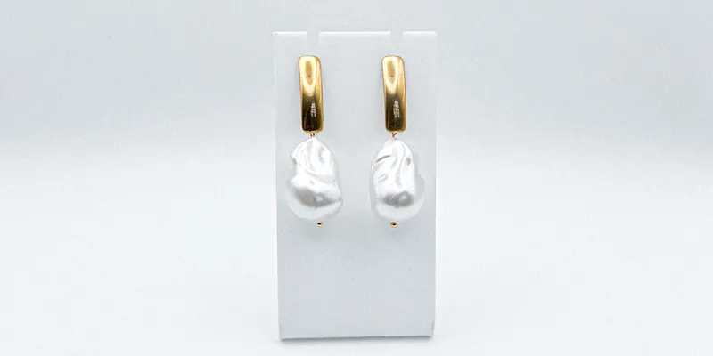 Aretes con perla y herrajes con baño de oro 