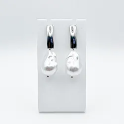 Aretes con perla y herrajes con baño de oro 