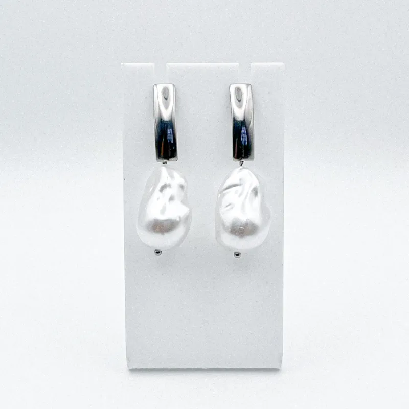 Aretes con perla y herrajes con baño de oro 