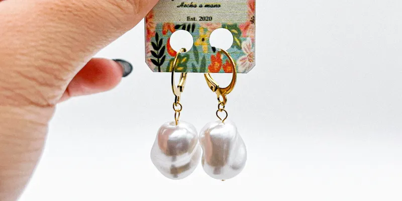 Aretes con perla y herrajes de acero inoxidable 