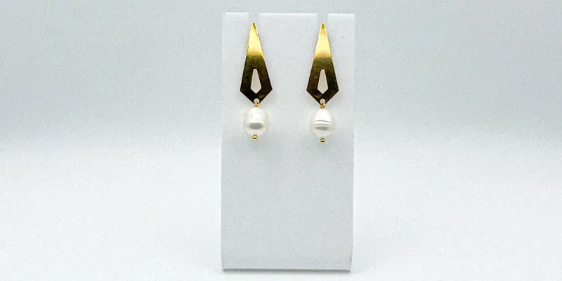 Aretes con perlas naturales y herraje de acero inoxidable con baño de oro 18
