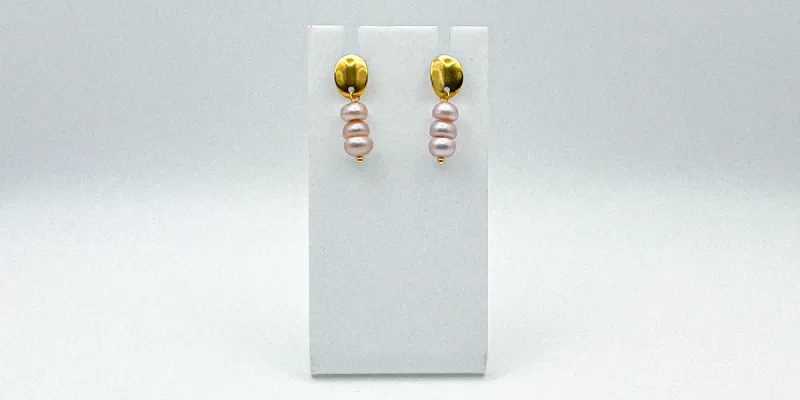 Aretes con perlas naturales y herrajes de acero inoxidable con baño de oro 18