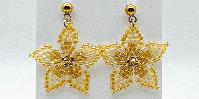 Aretes de flores tejidos con cuentas miyuki