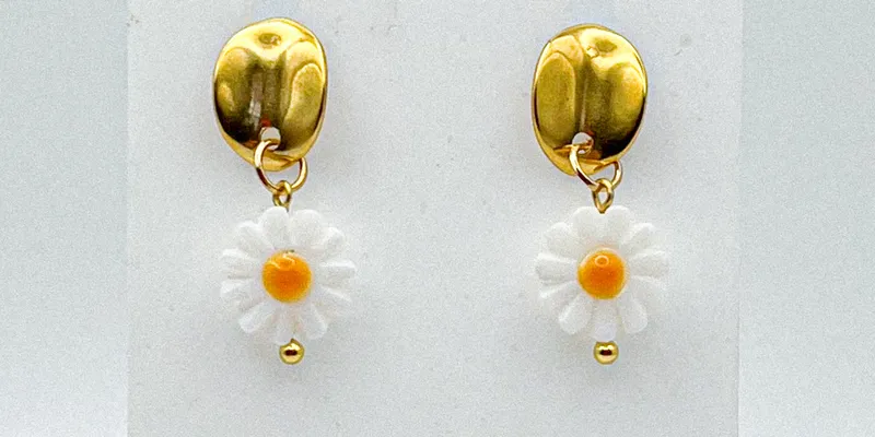 Aretes de margaritas de nácar