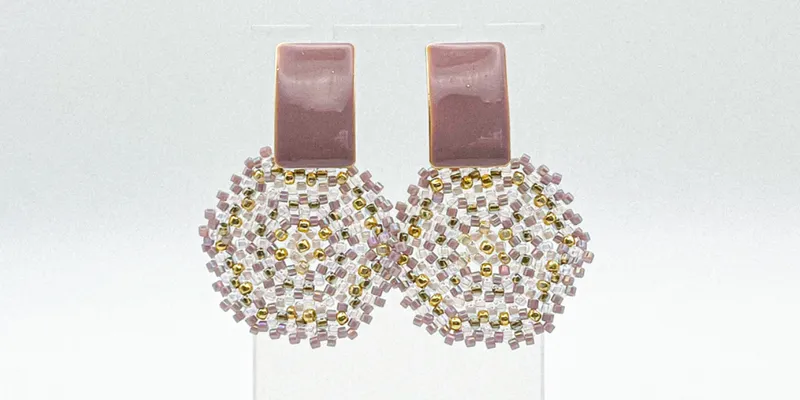 Aretes tejidos con herrajes esmaltados 💝