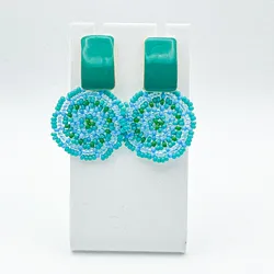 Aretes tejidos con herrajes esmaltados 