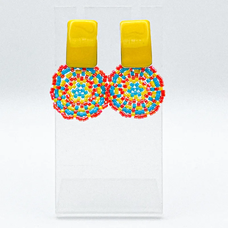 Aretes tejidos con herrajes esmaltados 