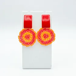 Aretes tejidos con herrajes esmaltados 