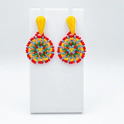 Aretes tejidos con herrajes esmaltados