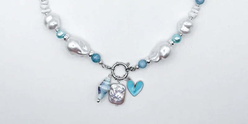 Collar con dijes y perlas artificiales, naturales y piedras semipreciosas 🩵