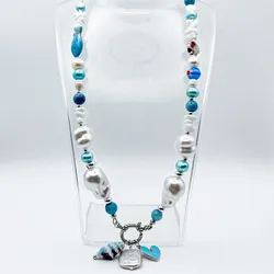 Collar con dijes y perlas artificiales, naturales y piedras semipreciosas 🩵