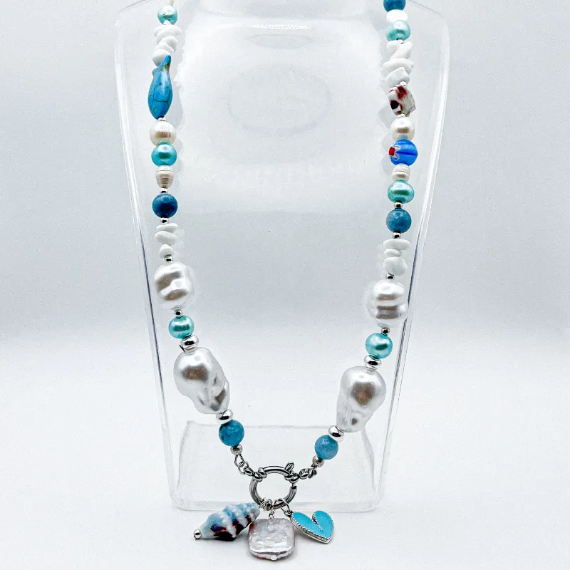 Collar con dijes y perlas artificiales, naturales y piedras semipreciosas 🩵