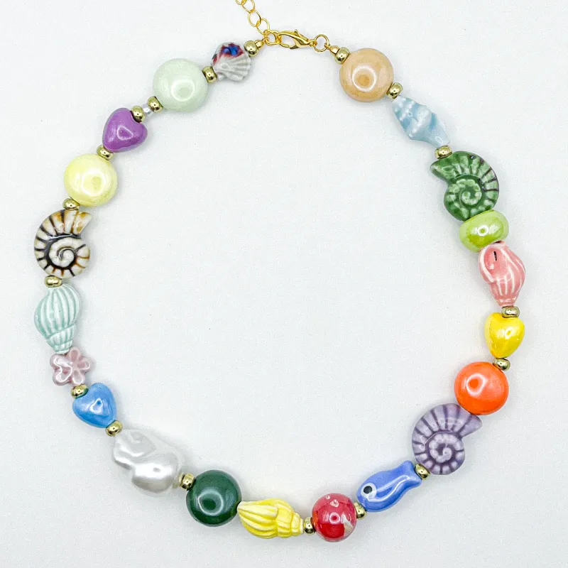 Collar con entrepiezas de cerámica vidriada 