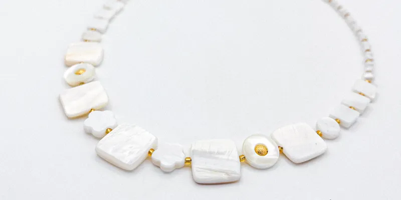 Collar con entrepiezas de nácar blanco 