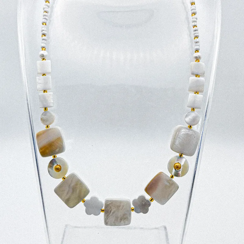 Collar con entrepiezas de nácar blanco 