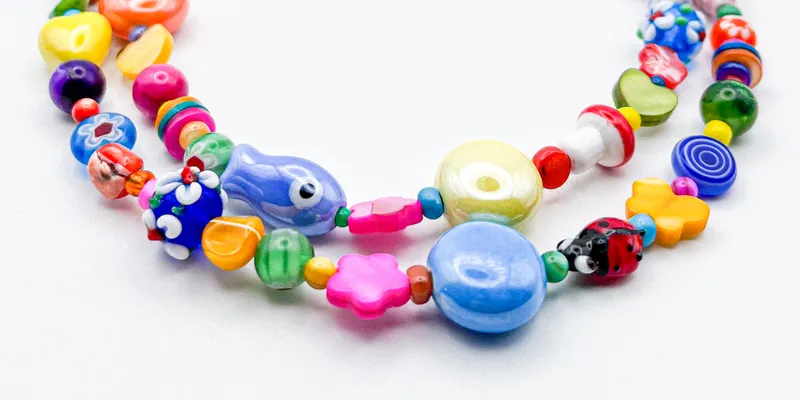 Collar con entrepiezas de nácar, cerámica vidriada y cristales de murano 