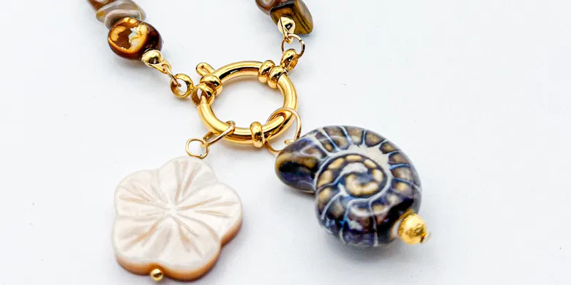 Collar con entrepiezas de nácar, cerámica vidriada y hematitas