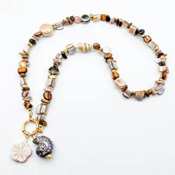 Collar con entrepiezas de nácar, cerámica vidriada y hematitas