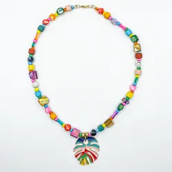 Collar con entrepiezas de nácar, cerámica y dije de hoja monstera