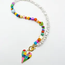 Collar con entrepiezas de nácar, perlas artificiales y dije esmaltado de acero inoxidable