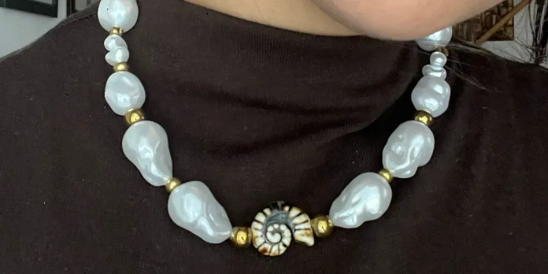 Collar con perlas artificiales y dije de cerámica vidriada