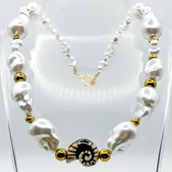 Collar con perlas artificiales y dije de cerámica vidriada
