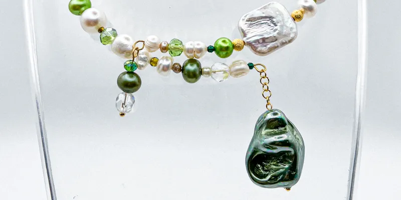 Collar de aro con perlas naturales, artificiales y cristales 