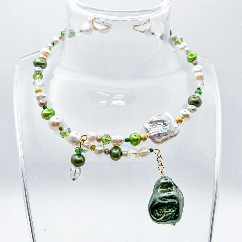 Collar de aro con perlas naturales, artificiales y cristales 