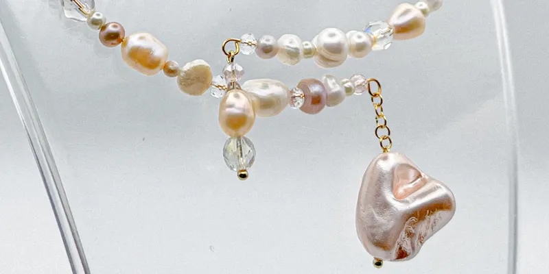 Collar de aro con perlas naturales, artificiales y cristales 