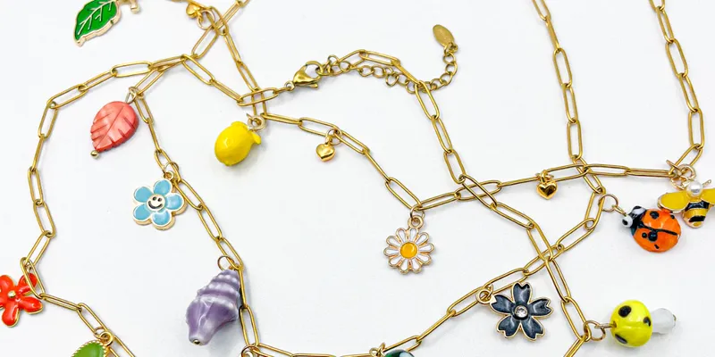 Collar de cadena de acero inoxidable con dijes 