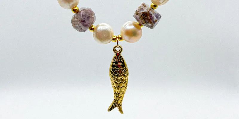 Collar de cadena de acero inoxidable, perlas naturales y amatista con dije enchapado en oro 18k