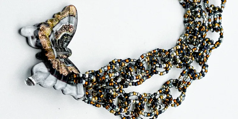 Collar de cuentas con dije de cristal de murano