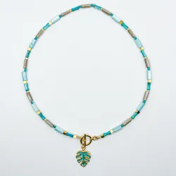 Collar de nácar con dije de hoja monstera enchapado 🌱