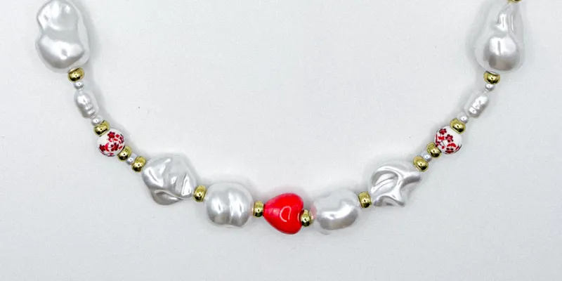 Collar de perlas artificiales y entrepiezas de porcelana y cerámica 