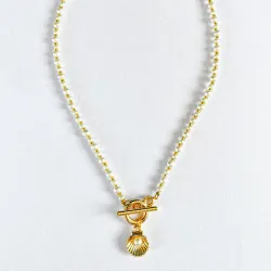 Collar de perlas con dije de concha dorada