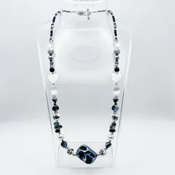 Collar de perlas naturales, artificiales, piedras semipreciosas, entre piezas de porcelana y cristales 