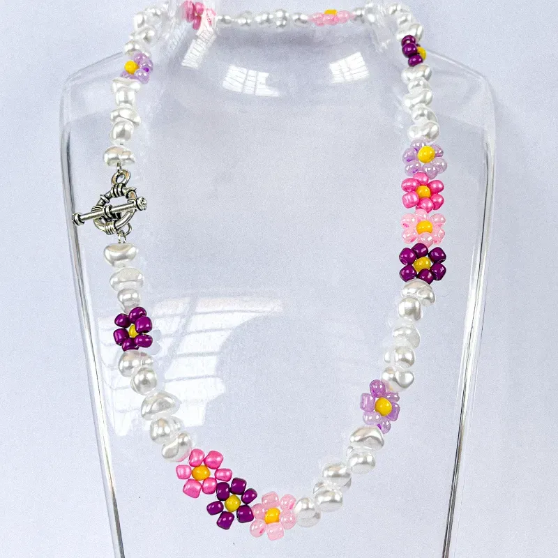 Collar de perlas y flores