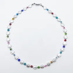 Collar de perlas y ojos turcos 