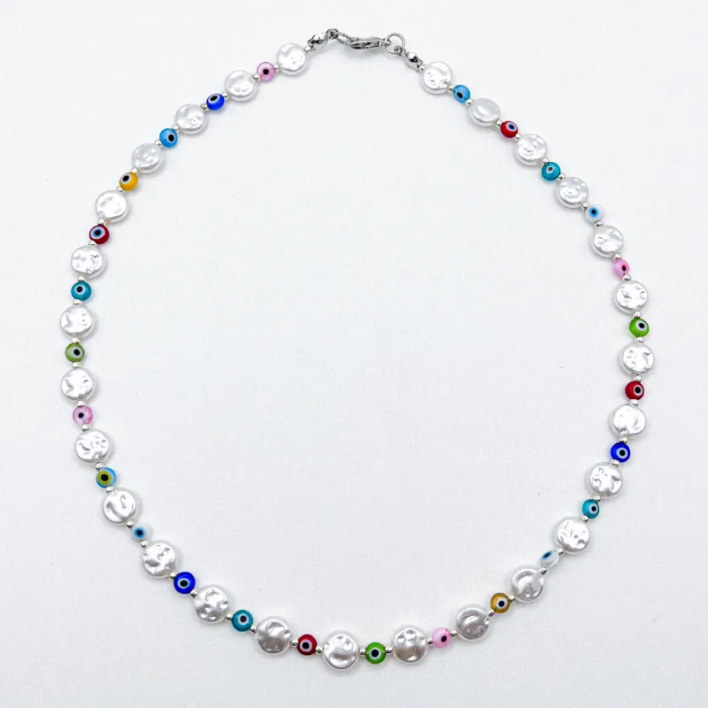 Collar de perlas y ojos turcos 