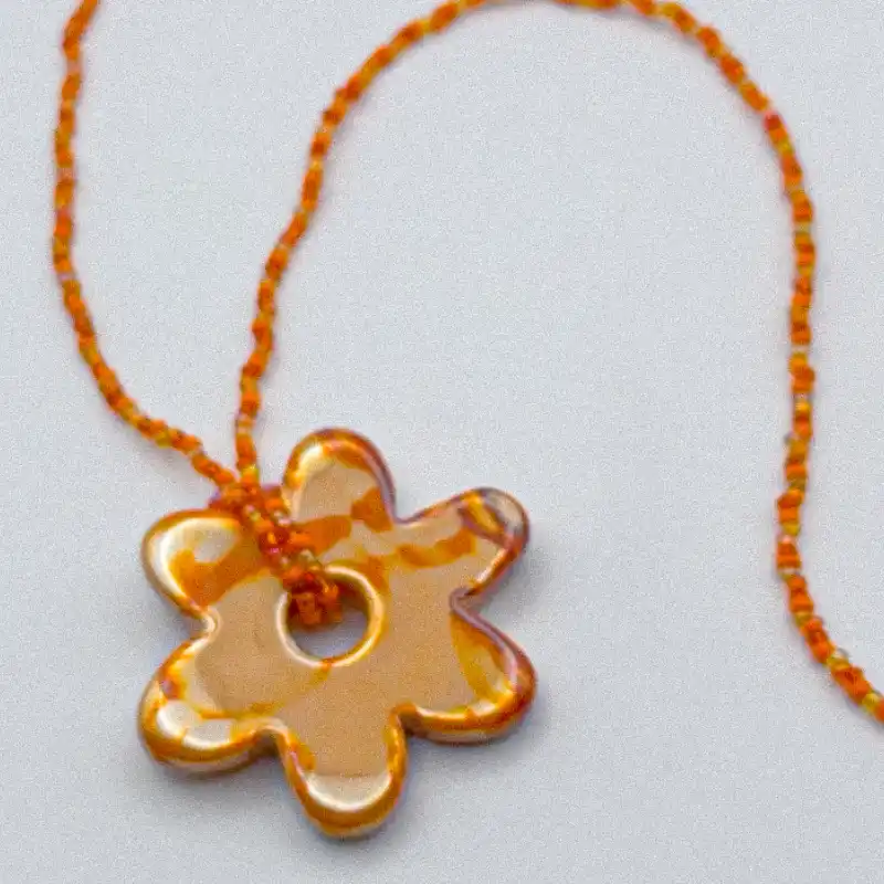 Collar largo de cuentas y dije de cerámica vidriada 