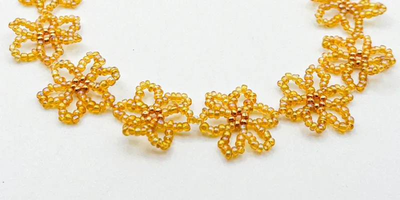 Collar choker de flores tejidas 