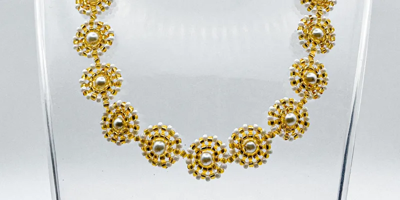 Collar tipo choker tejido con cuentas y perlas con cierre con baño de oro