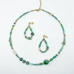 Conjunto de collar y aretes con cuentas miyuki, piedras semipreciosas y nácar