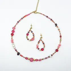 Conjunto de collar y aretes con cuentas miyuki, piedras semipreciosas y nácar