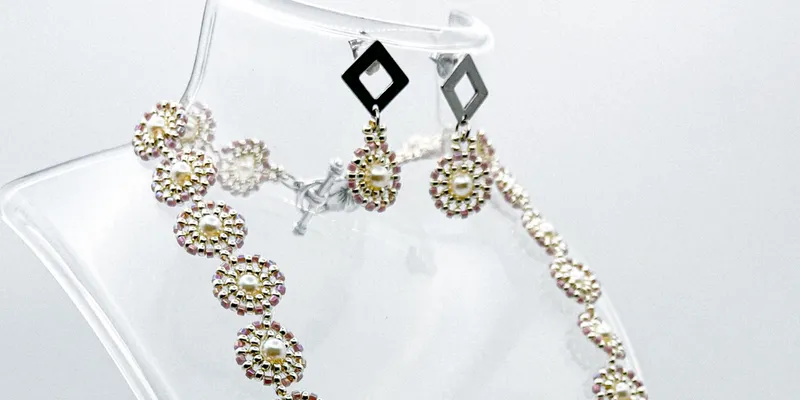 Conjunto de collar y aretes tejidos 